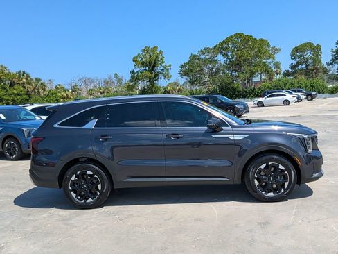 Certified 2025 Kia Sorento S FWD image 9