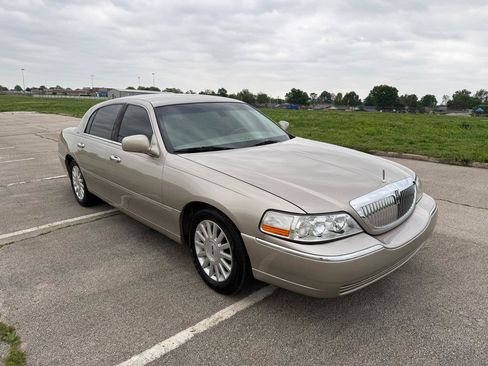 Used 2003 Lincoln Town Car Signature RWD image 2