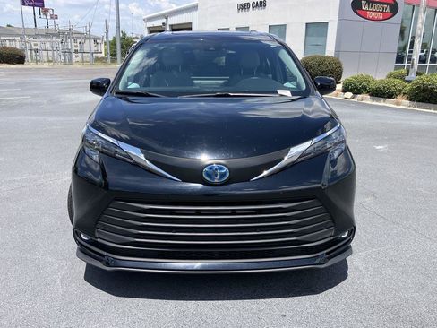 Used 2025 Toyota Sienna XLE w/ XLE Plus Package FWD image 8