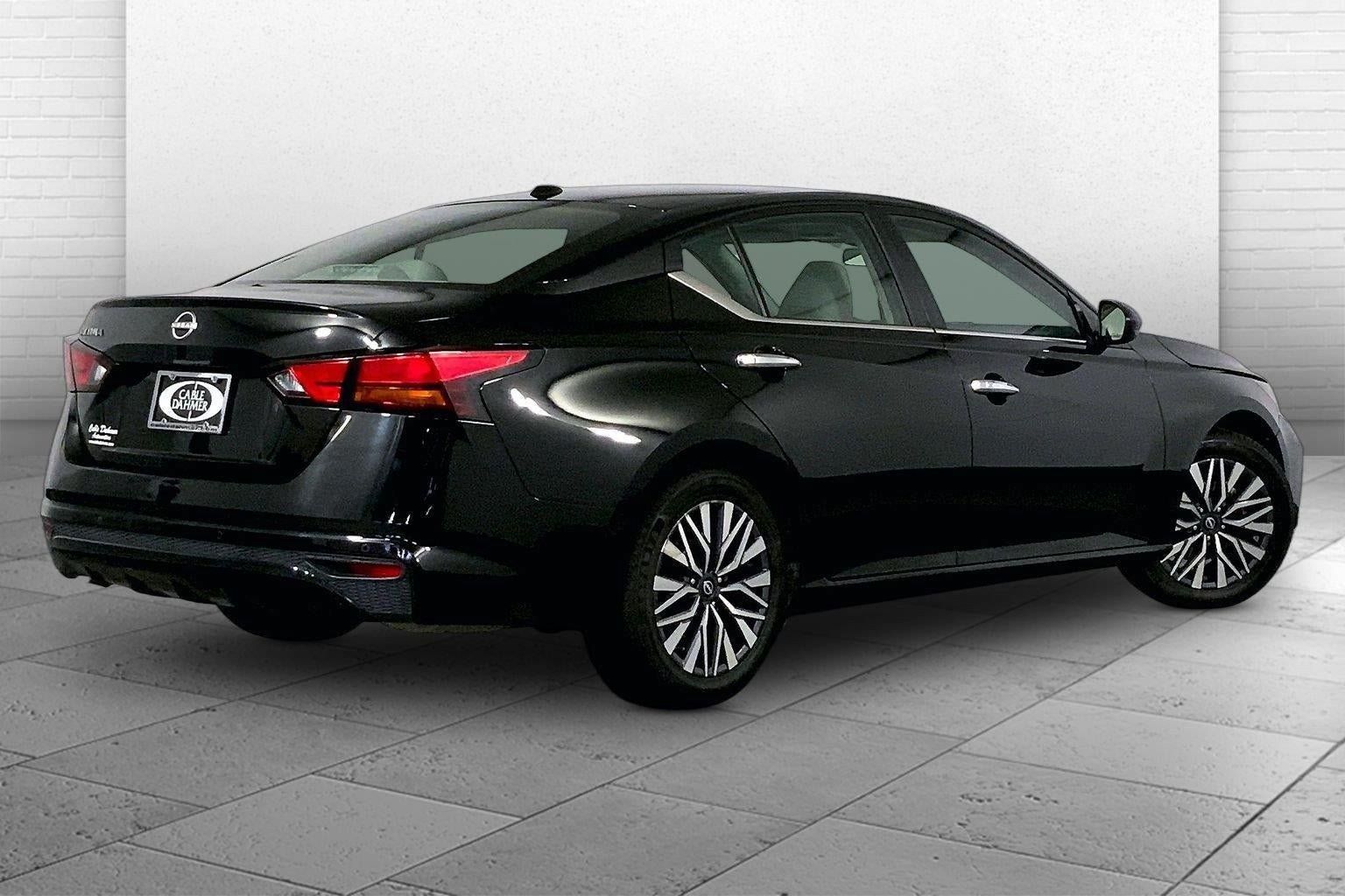 Used 2025 Nissan Altima 2.5 SV FWD image 13