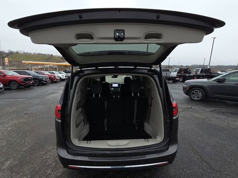 Used 2023 Chrysler Pacifica Touring-L FWD image 30