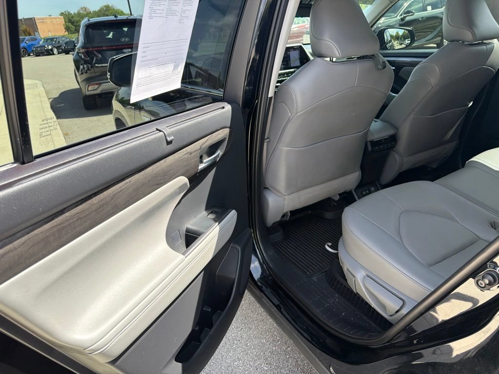 Used 2021 Toyota Highlander Limited AWD/4WD image 22