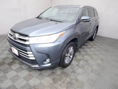 Certified 2019 Toyota Highlander XLE image 1
