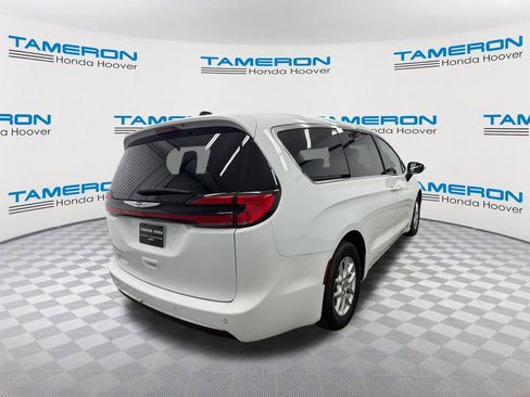Used 2023 Chrysler Pacifica Touring-L FWD image 5