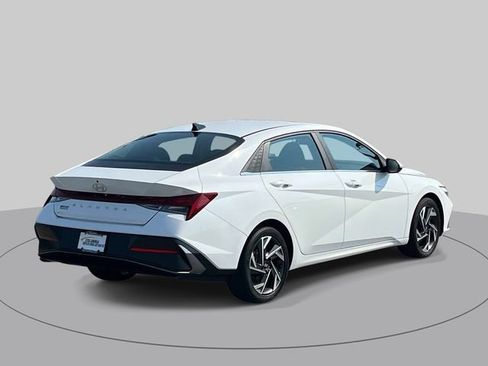 Used 2024 Hyundai Elantra SEL w/ Convenience Package FWD image 4