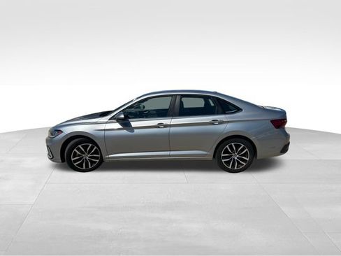 Used 2025 Volkswagen Jetta SE FWD image 3
