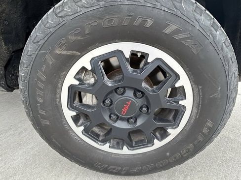 Used 2024 Toyota Tacoma TRD Off-Road image 9