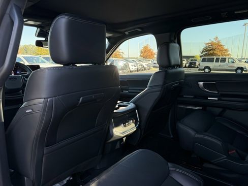 New 2025 Ford Expedition Platinum w/ Stealth Performance Package image 25