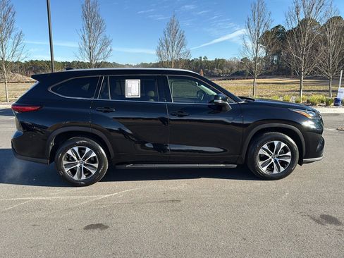 Used 2022 Toyota Highlander XLE image 8