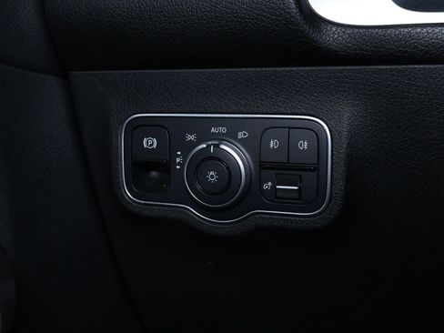 Used 2022 Mercedes-Benz GLB 250 4MATIC w/ Premium Package image 28