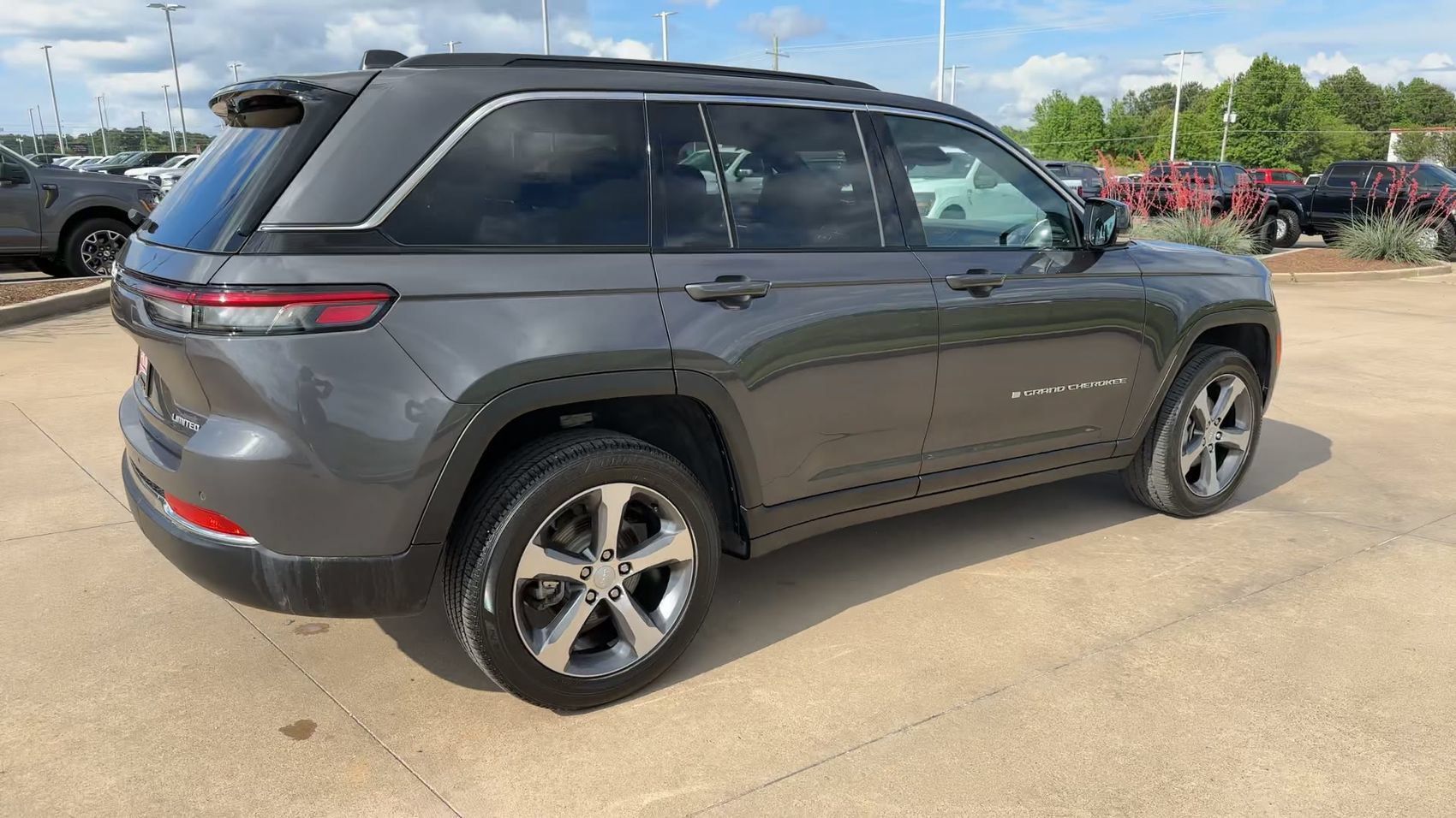 Used 2025 Jeep Grand Cherokee Limited AWD/4WD image 7