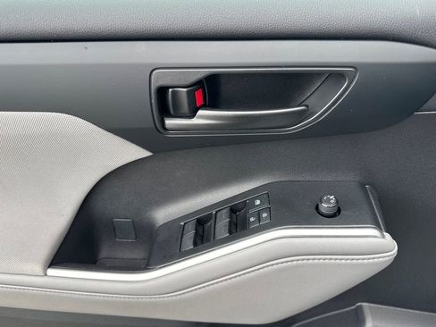 Used 2022 Toyota Highlander LE FWD image 11