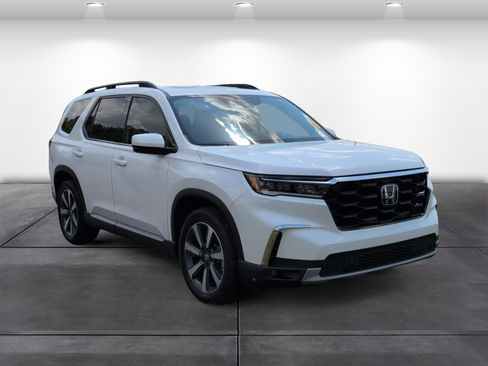 Certified 2023 Honda Pilot Touring image 2