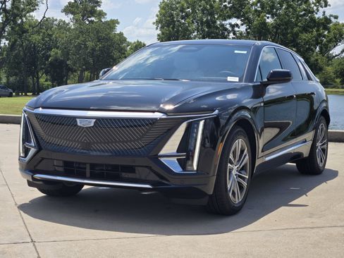 New 2025 Cadillac Lyriq Luxury image 2
