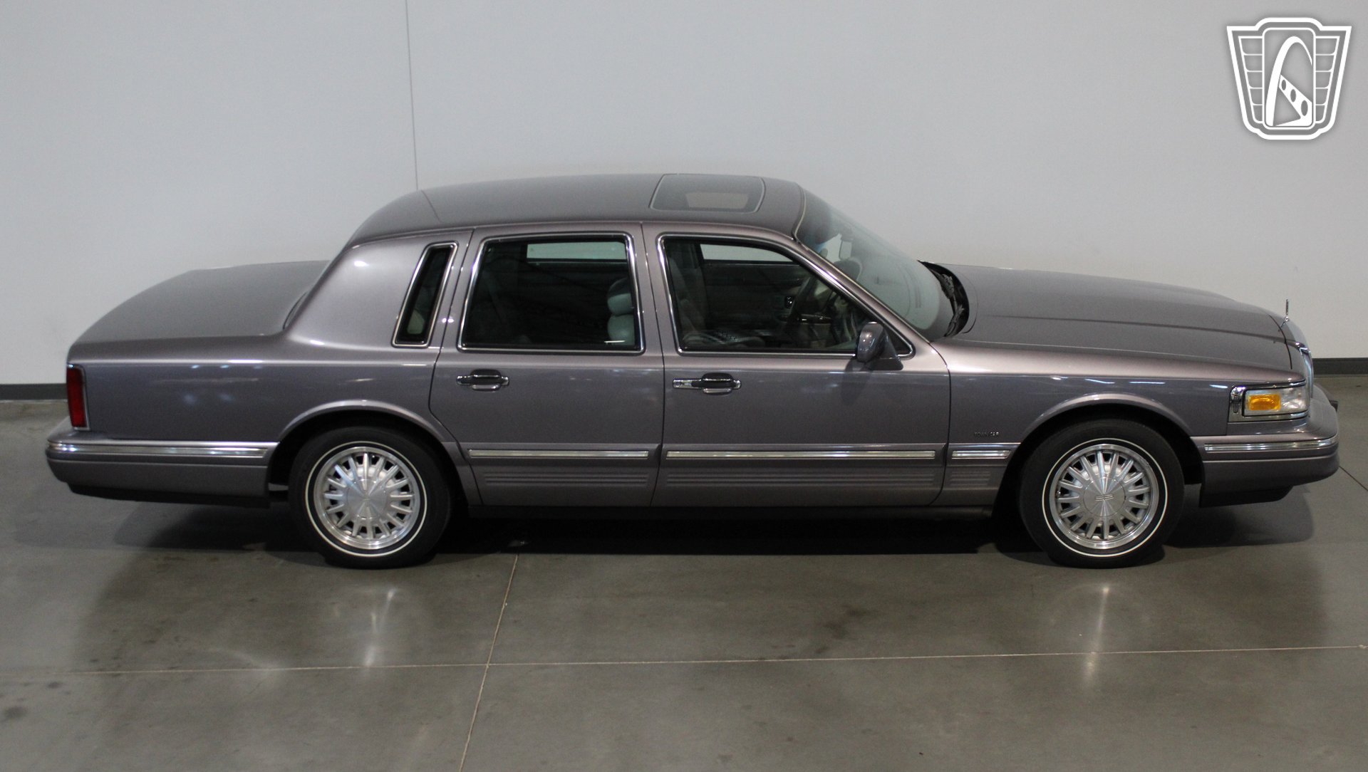 Used 1996 Lincoln Town Car Signature RWD image 16