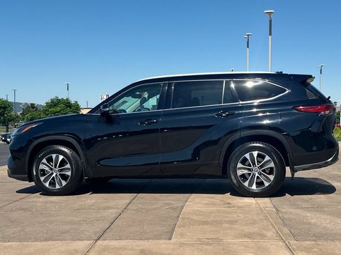 Used 2022 Toyota Highlander XLE AWD/4WD image 7