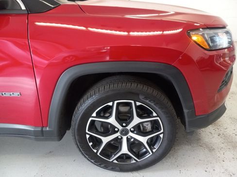 Used 2025 Jeep Compass Limited AWD/4WD image 3