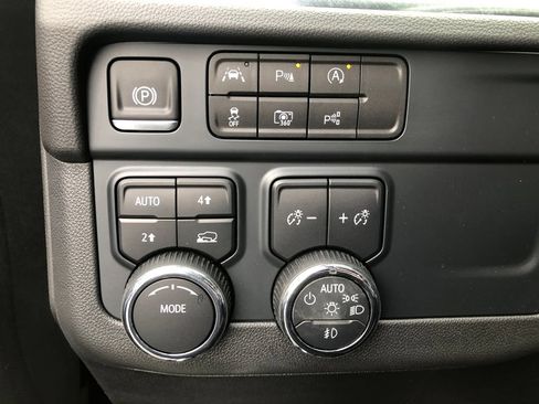Used 2025 Chevrolet Suburban Premier AWD/4WD image 25