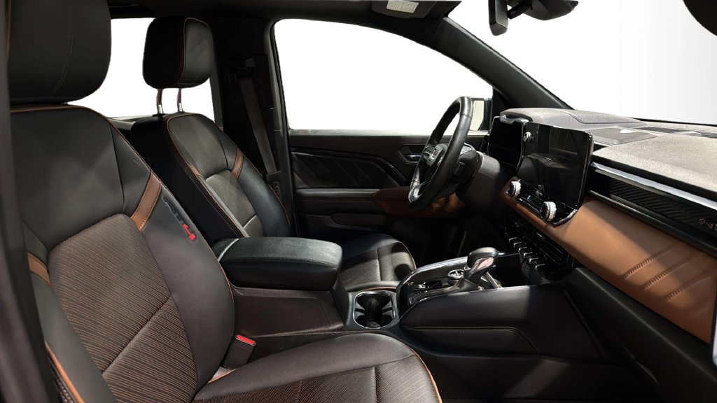 Used 2024 GMC Canyon AT4 w/ AT4 Premium Package AWD/4WD image 11