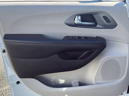 Used 2022 Chrysler Pacifica Touring-L image 17