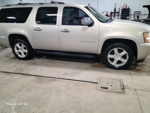 Used 2007 Chevrolet Suburban LT w/ LT Preferred Equipment Group image 9