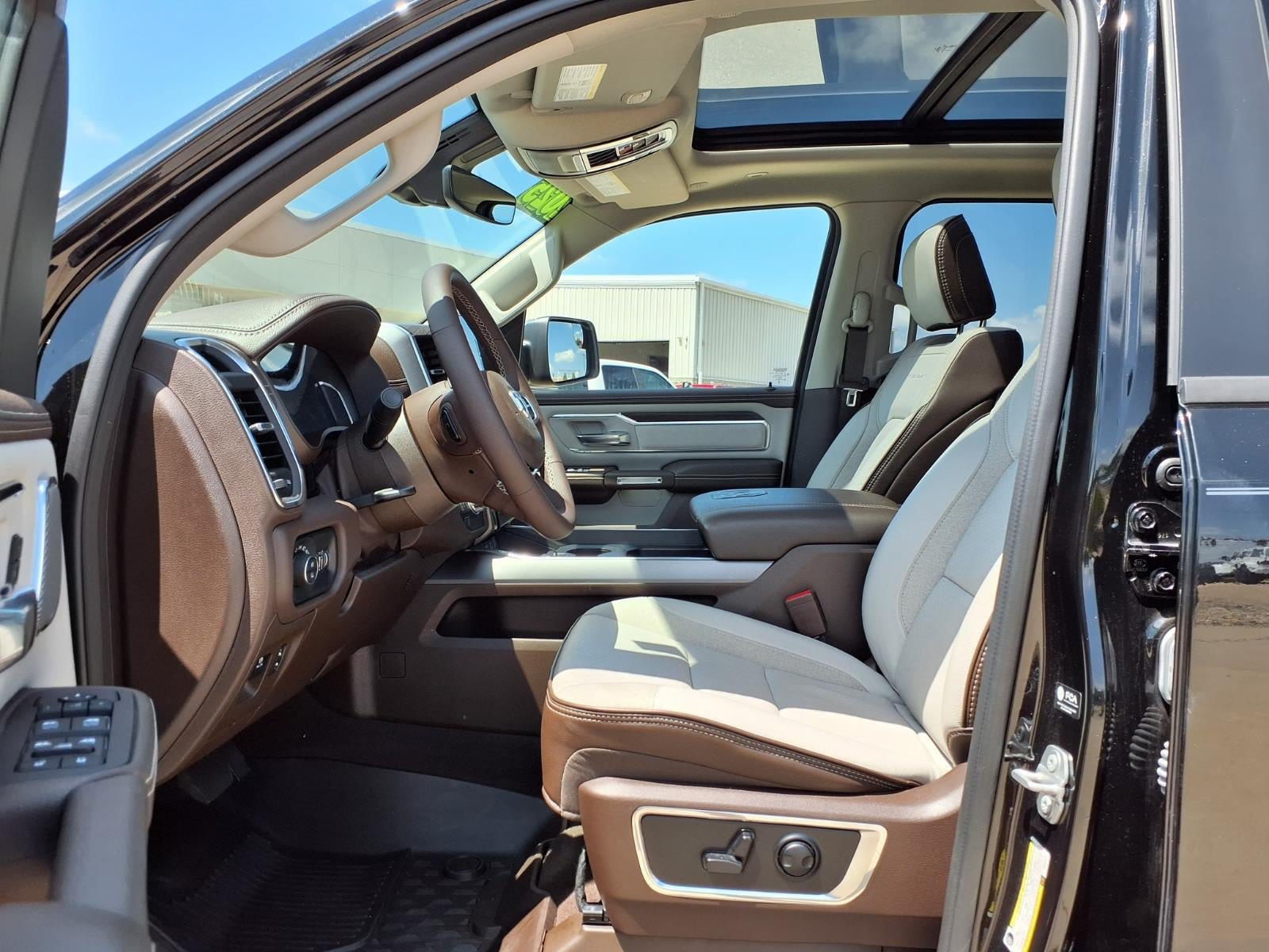 Used 2025 RAM 1500 Laramie AWD/4WD image 26