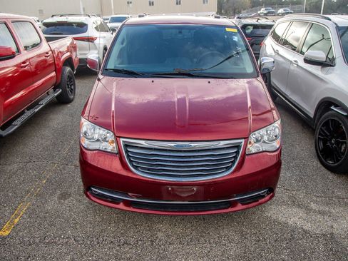 Used 2015 Chrysler Town & Country Limited image 5
