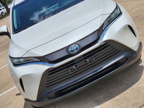 Used 2021 Toyota Venza LE AWD/4WD image 14