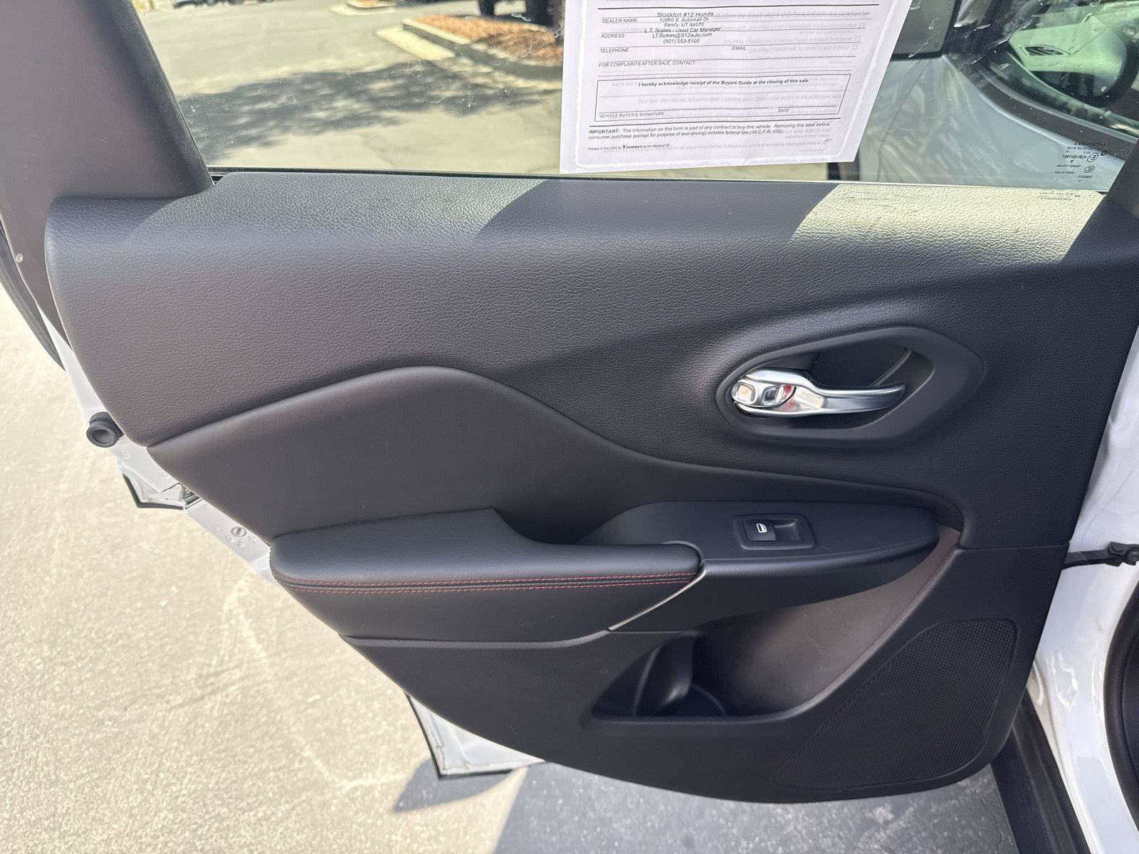 Used 2019 Jeep Cherokee Trailhawk AWD/4WD image 16
