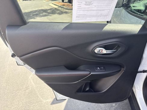 Used 2019 Jeep Cherokee Trailhawk AWD/4WD image 16
