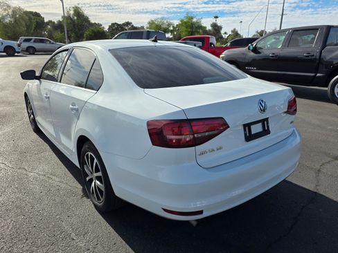 Used 2017 Volkswagen Jetta SE image 3