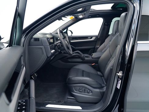 Used 2025 Porsche Cayenne S image 17