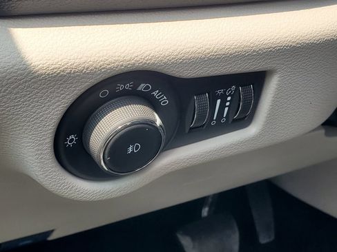 Used 2024 Chrysler Pacifica Touring-L FWD image 10
