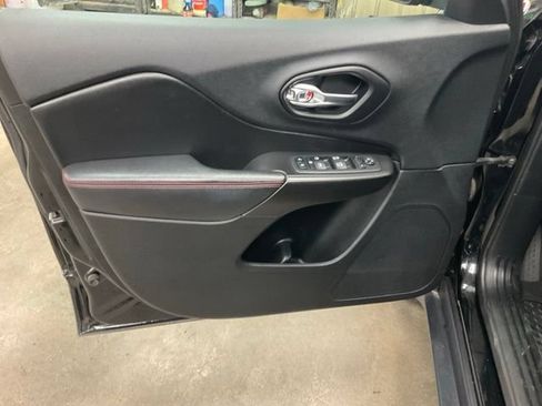 Used 2020 Jeep Cherokee Trailhawk w/ Cold Weather Group AWD/4WD image 5
