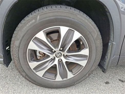Used 2022 Toyota Highlander XLE image 32