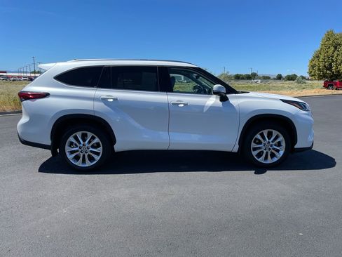 Used 2023 Toyota Highlander Limited AWD/4WD image 2