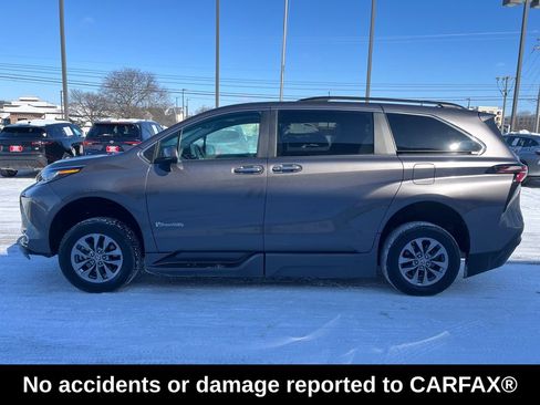 Used 2023 Toyota Sienna XLE image 2