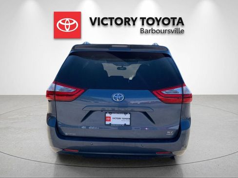 Used 2017 Toyota Sienna XLE Premium AWD/4WD image 4