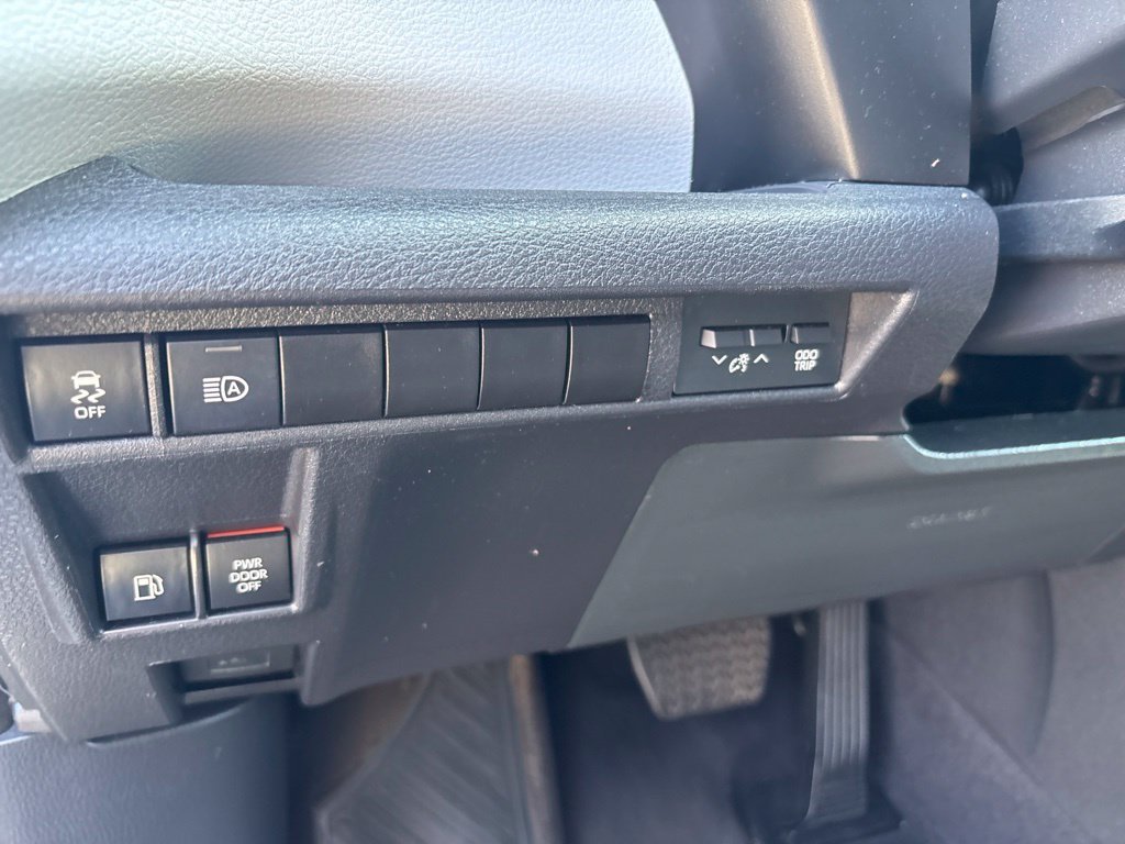 Used 2025 Toyota Sienna XLE FWD image 21