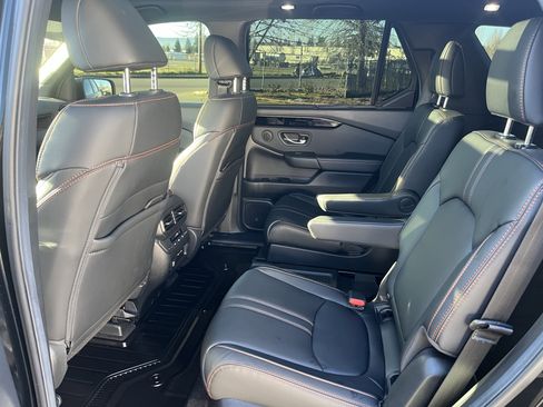 Used 2025 Honda Pilot TrailSport image 14