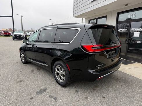 Used 2023 Chrysler Pacifica Limited image 6