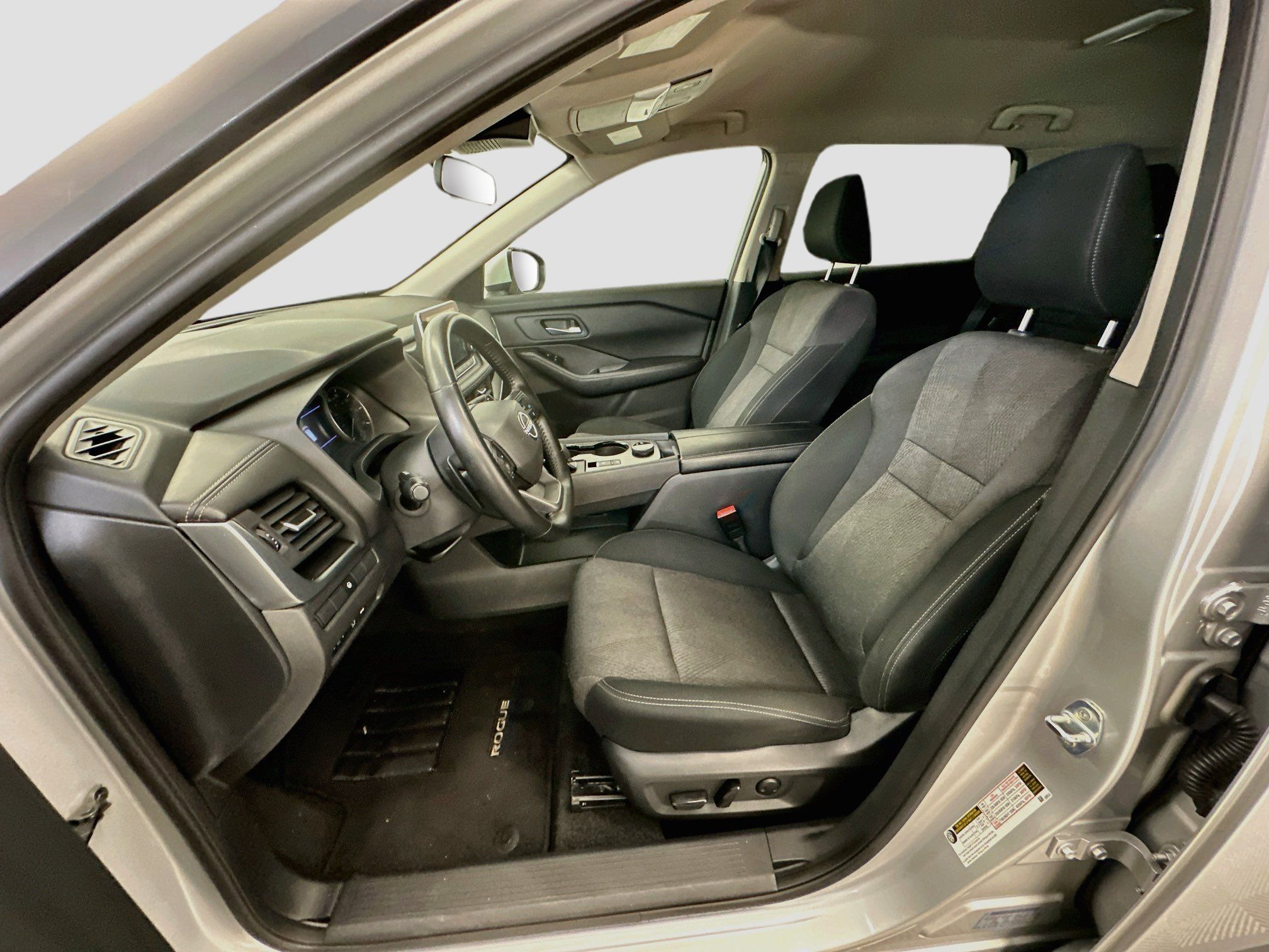 Used 2025 Nissan Rogue SV AWD/4WD image 13
