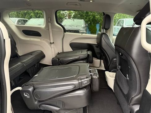 Used 2023 Chrysler Pacifica Touring-L FWD image 13