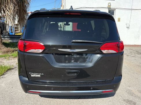Used 2020 Chrysler Pacifica Touring-L FWD image 4