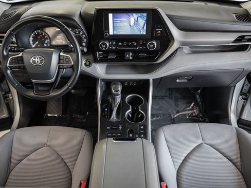 Used 2023 Toyota Highlander LE AWD/4WD image 18