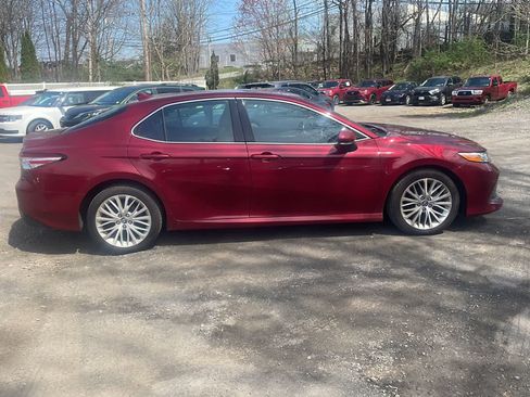 Used 2020 Toyota Camry XLE image 11