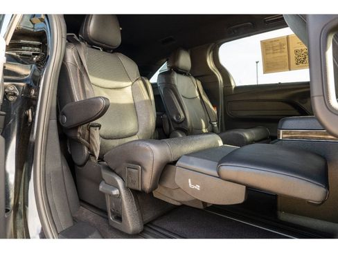 Used 2025 Toyota Sienna Platinum AWD/4WD image 20
