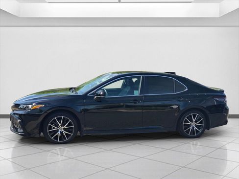 Used 2022 Toyota Camry SE image 8