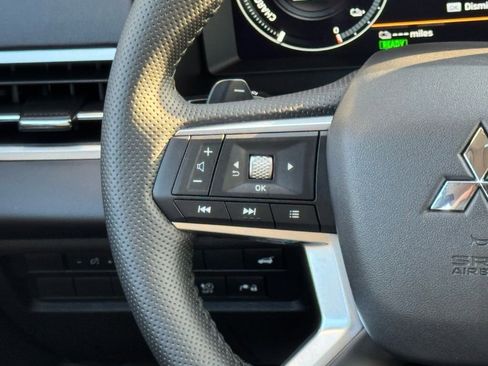 Used 2025 Mitsubishi Outlander SE image 25