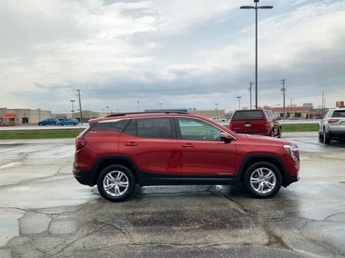 Used 2024 GMC Terrain SLE w/ Driver Convenience Package image 6